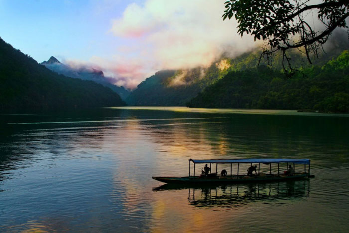 The scenery around Pac Ngoi village